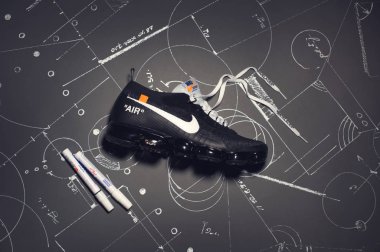 Off-White x Nike Air Buharlı spor ayakkabıları, spor ayakkabıları, spor ayakkabıları koyu soyut arka planda düz çizgi. Spor ve günlük ayakkabı konsepti. Krasnoyarsk, Rusya - 26 Aralık 2017