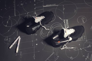 Off-White x Nike Air Buharlı spor ayakkabıları, spor ayakkabıları, spor ayakkabıları, koyu soyut arka planda çekilen spor ayakkabıları. Spor ve günlük ayakkabı konsepti. Krasnoyarsk, Rusya - 26 Aralık 2017
