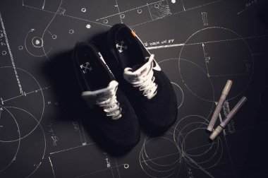 Off-White x Nike Air Buharlı spor ayakkabıları, spor ayakkabıları, spor ayakkabıları koyu soyut arka planda en iyi görüntü. Spor ve günlük ayakkabı konsepti. Krasnoyarsk, Rusya - 26 Aralık 2017