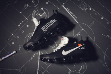 Off-White x Nike Air Buharlı spor ayakkabıları, spor ayakkabıları, spor ayakkabıları koyu soyut arka planda düz çizgi. Spor ve günlük ayakkabı konsepti. Krasnoyarsk, Rusya - 26 Aralık 2017