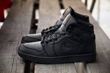 Black Nike Air Jordan 1 Retro Og basketbol ayakkabıları ahşap arka planda çekildi. Spor ayakkabı konsepti. Krasnoyarsk, Rusya - 7 Şubat 2015