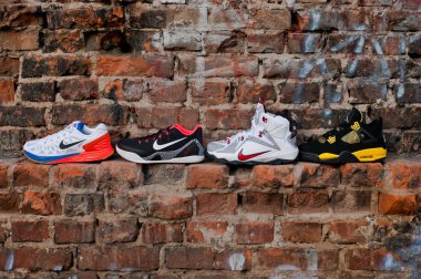 Nike basketbol ve koşu ayakkabısı koleksiyonu eski bir kırmızı tuğla arka planda açık havada çekildi. Bir set Lunarglide 6, Kobe, Lebron ve Air Jordan 4 retro spor ayakkabısı. Krasnoyarsk, Rusya - 11 Şubat 2015