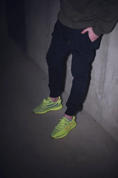 Man Klädd Adidas Yeezy Boost 350 Helt Halvfrysta Gula Sportskor — Stockfoto