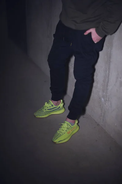 Man Wearing Adidas Yeezy Boost 350 Sply Semi Frozen Yellow — Stock Photo, Image