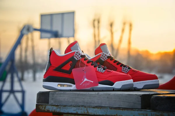 Nike Air Jordan Zapatos Baloncesto Retro Colores Rojo Fuego Gris Fotos De Stock Sin Royalties Gratis