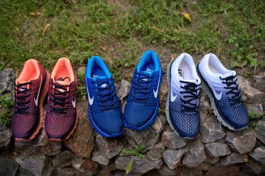 Renkli Nike Air Max 2017 koşu ayakkabıları, spor ayakkabıları, spor ayakkabıları yakın görüntüler, kayalar ve yeşil çimen arka planda açık havada çekimler. Spor ve günlük ayakkabı konsepti. Krasnoyarsk, Rusya - 30 Ağustos 2016