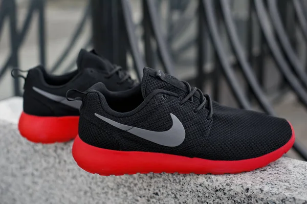 Zwart Rood Nike Roshe Run Hardloopschoenen Sneakers Trainers Close Zicht — Stockfoto