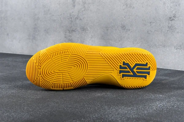University Gold Sohleneinheit Des Nike Kyrie Cavs Basketballschuhe Nahaufnahme Produkt — Stockfoto