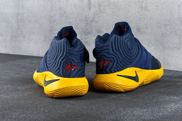 Sepatu Basket Nike Kyrie Cavs Terinspirasi Oleh Warna Tim Cleveland — Stok Foto