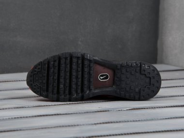 Tek birim Red Nike Air Max 2014 koşu ayakkabıları, spor ayakkabıları, spor ayakkabıları, yakın görüş, gri soyut arkaplanda çekim. Spor ve günlük ayakkabı konsepti. Krasnoyarsk, Rusya - 15 Ocak 2018