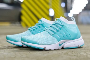 Hiper Turkuaz Nike Air Presto koşu ayakkabıları, spor ayakkabıları, spor ayakkabıları, spor ayakkabıları kapalı görüş, yeraltı otoparkında soyut kentsel arka planda çekim. Krasnoyarsk, Rusya - 22 Mart 2017