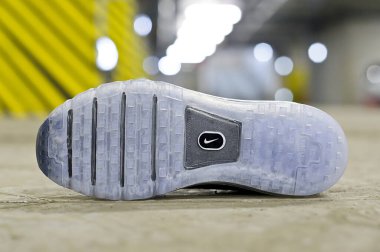 Nike Flyknit Air Max koşu ayakkabıları, spor ayakkabıları, spor ayakkabıları yakın görüş, yeraltı otoparkında soyut kentsel arka planda çekim. Krasnoyarsk, Rusya - 22 Mart 2017