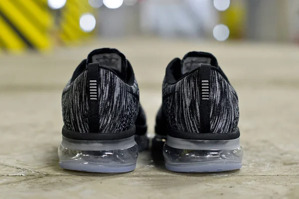 Nike Flyknit Air Max Sepatu Lari Sepatu Olahraga Pelatih Pandangan — Stok Foto