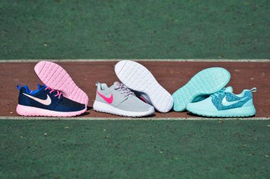 Üç çift Nike Roshe Run spor ayakkabısı, koşu ayakkabısı, spor ayakkabıları yakın görüş, açık alanda çekim. Spor ve günlük ayakkabı konsepti. Krasnoyarsk, Rusya - 6 Nisan 2015