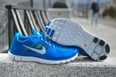 Blue Nike Free 5.0 spor ayakkabıları, koşu ayakkabıları, spor ayakkabıları kapalı görüş, gri şehir arka planında açık hava çekimi. Spor ve günlük ayakkabı konsepti. Krasnoyarsk, Rusya - 16 Nisan 2015