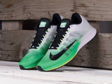 Nike Zoom Elite 9 koşu ayakkabısı, spor ayakkabısı, spor ayakkabısı, yakın görüş, ahşap arka planda çekim. Spor ve günlük ayakkabı konsepti. Krasnoyarsk, Rusya - 10 Temmuz 2017