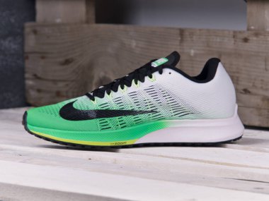 Beyaz ve yeşil Nike Zoom Elit 9 koşu ayakkabıları, spor ayakkabıları, spor ayakkabıları, yakın görüş, ahşap arka planda çekim. Spor ve günlük ayakkabı konsepti. Krasnoyarsk, Rusya - 10 Temmuz 2017