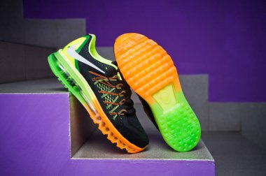 Nike Flyknit Air Max koşu ayakkabıları, spor ayakkabıları, spor ayakkabıları, yakın görüş, merdivenlerde çekim. Spor ve günlük ayakkabı konsepti. Krasnoyarsk, Rusya - 22 Ocak 2016