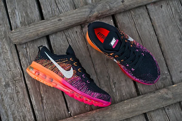 Renkli Nike Flyknit Air Max Koşu Ayakkabıları Spor Ayakkabıları Spor — Stok fotoğraf