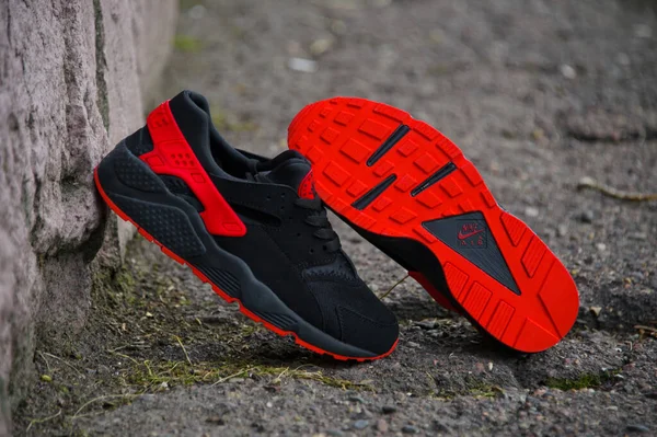 Siyah Kırmızı Nike Air Huarache Spor Ayakkabıları Gri Soyut Arka — Stok fotoğraf