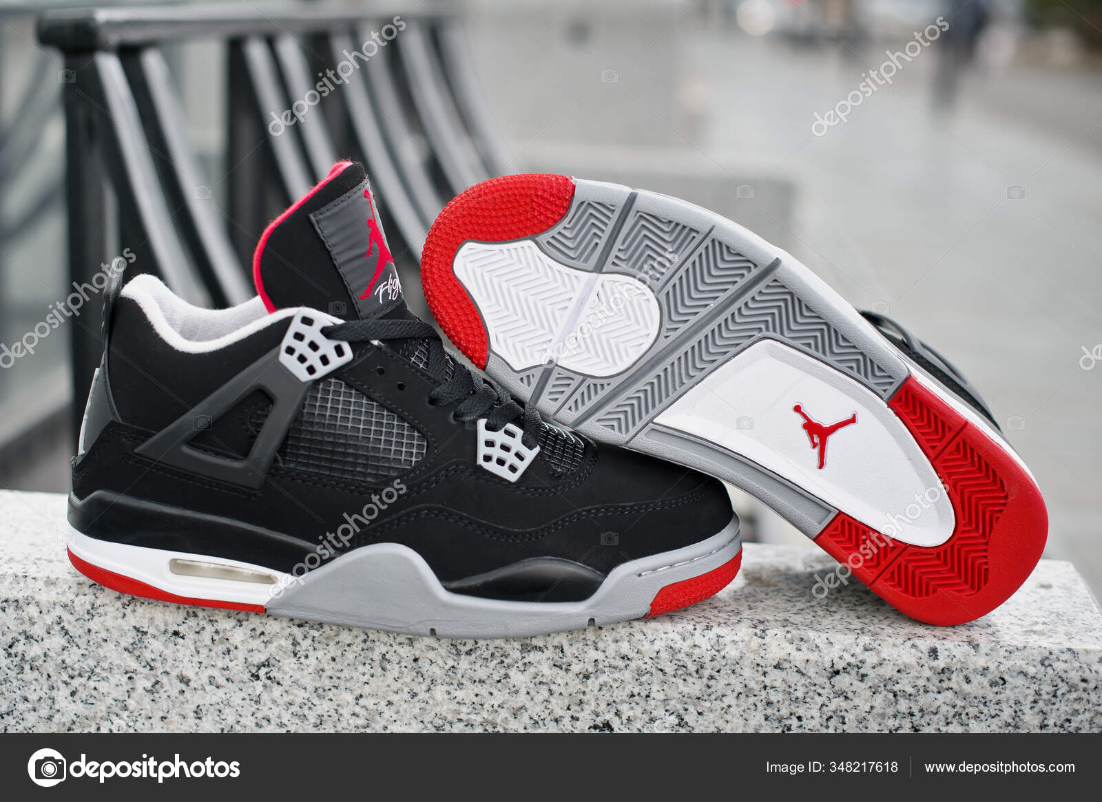 Chaussures Basket Nike Air Jordan Retro Dans Les Couleurs Rouge — Photo  éditoriale © Alavanta #348217618