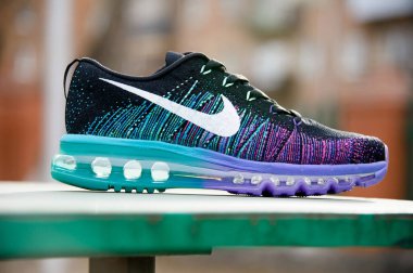 Renkli Nike Flyknit Air Max koşu ayakkabıları, spor ayakkabıları, spor ayakkabıları, yakın görüş, soyut arkaplanda çekim. Spor ve günlük ayakkabı konsepti. Krasnoyarsk, Rusya - 14 Şubat 2015