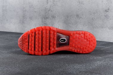 Nike Air Max 2017 'nin tek koşu ayakkabısı, spor ayakkabısı, spor ayakkabısı, yakın görüş, gri soyut arkaplanda çekim. Spor ve günlük ayakkabı konsepti. Krasnoyarsk, Rusya - 12 Mayıs 2017