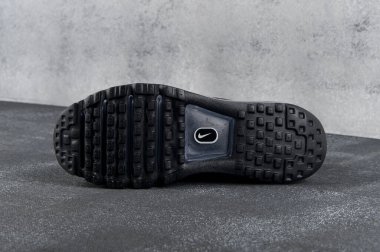 Nike Air Max Dokuma Ayakkabıları, koşu ayakkabıları, spor ayakkabıları, yakın görüş, gri soyut arka planda çekim. Spor ve günlük ayakkabı konsepti. Krasnoyarsk, Rusya - 12 Mayıs 2017