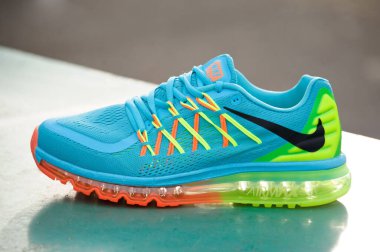 Nike Air Max 2015 koşu ayakkabıları, spor ayakkabıları, mavi turuncu renkli spor ayakkabılar soyut arka planda açık havada çekildi. Spor ve günlük ayakkabı konsepti. Krasnoyarsk, Rusya - 14 Şubat 2015