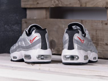 Nike Air Max 95 spor ayakkabıları, koşu ayakkabıları, spor ayakkabıları, yakın görüş, ahşap arka planda çekim. Spor ve günlük ayakkabı konsepti. Krasnoyarsk, Rusya - 10 Temmuz 2017