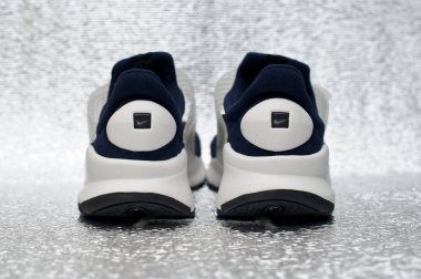 Nike Sock Dart 'ın arkasında koşu ayakkabıları, spor ayakkabıları, spor ayakkabıları, yakın görüş, gümüş metalik arka planda çekim. Spor ve günlük ayakkabı konsepti. Krasnoyarsk, Rusya - 15 Ocak 2016