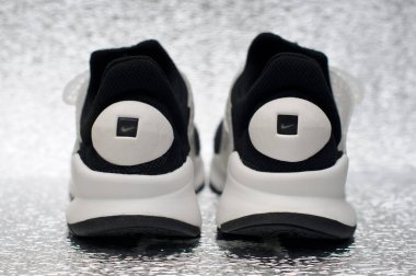 Nike Sock Dart koşu ayakkabıları, spor ayakkabıları, spor ayakkabıları, yakın görüş, gümüş metalik arka planda çekim. Spor ve günlük ayakkabı konsepti. Krasnoyarsk, Rusya - 15 Ocak 2016