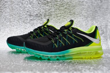 Nike Air Max 2015 koşu ayakkabıları, spor ayakkabıları, spor ayakkabıları yakın görüş, gümüş metalik arka planda çekim. Spor ve günlük ayakkabı konsepti. Krasnoyarsk, Rusya - 15 Ocak 2016