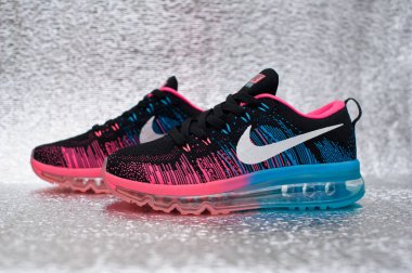 Nike Flyknit Air Max koşu ayakkabıları, spor ayakkabıları, spor ayakkabıları, yakın görüş, gümüş metalik arka planda çekim. Spor ve günlük ayakkabı konsepti. Krasnoyarsk, Rusya - 15 Ocak 2016