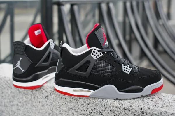 Nike Air Jordan Retro Marka Kırmızı Çimento Gri Siyah Renkli — Stok fotoğraf