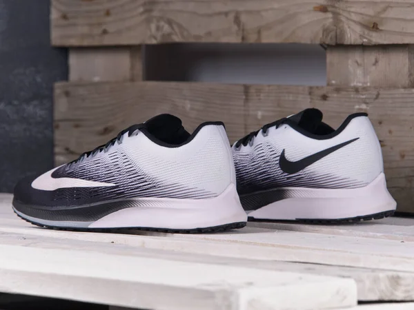 Nike Zoom Elite Löparskor Sneakers Tränare Närbild Skjuten Trä Bakgrund — Stockfoto