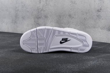 Nike Havayolları 89 sefer sayılı uçuşun tek ünitesi spor ayakkabıları, spor ayakkabıları, yakın görüş, gri soyut arka planda çekim. Spor ve günlük ayakkabı konsepti. Krasnoyarsk, Rusya - 12 Mayıs 2017