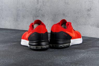 Kırmızı ve siyah Nike Air Max Typha spor ayakkabıları, koşu ayakkabıları, spor ayakkabıları, yakın görüş, gri soyut arkaplanda çekim. Spor ve günlük ayakkabı konsepti. Krasnoyarsk, Rusya - 12 Mayıs 2017