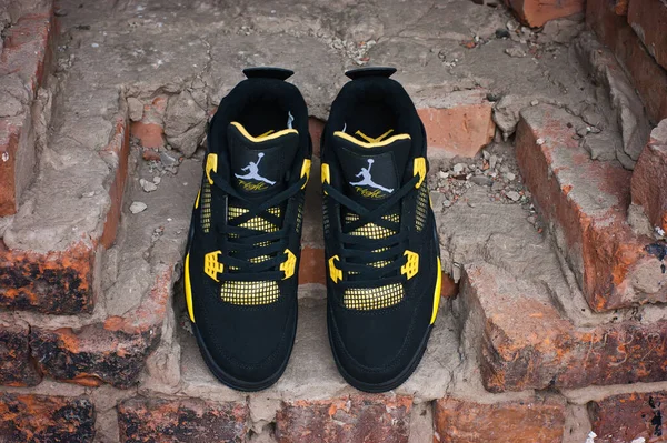 Nike Air Jordan Sarı Siyah Renkli Retro Basketbol Ayakkabıları Eski — Stok fotoğraf
