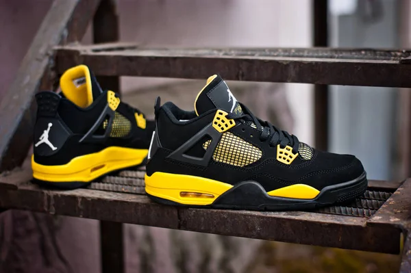 Schwarz Gelb Nike Air Jordan Retro Basketballschuhe Freien Auf Rostigem — Stockfoto