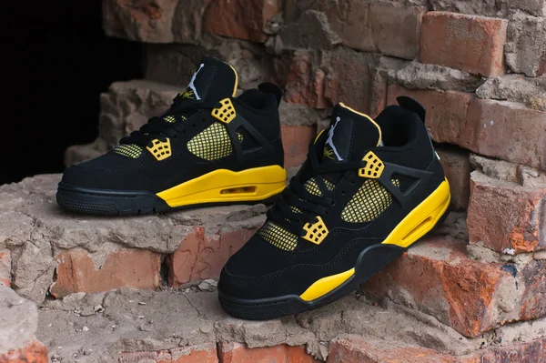 Zapatillas Baloncesto Nike Air Jordan Retro Color Amarillo Negro Disparadas Imagen De Stock