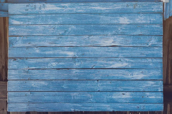Blaue horizontale Hintergrundstruktur aus Vintage-Holz mit Knoten und Nagellöchern. Alte Holzbohlen mit blauer Farbe bemalt. — Stockfoto