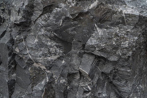 Текстура золотой сурьмы крупным планом. Содержит антимонит, кварц, слюду, глинистый минерал, полевой шпат, хлорит, гранат, карбонат, сульфиды и золото. Сибирское месторождение. Фон поверхности минерального камня
.