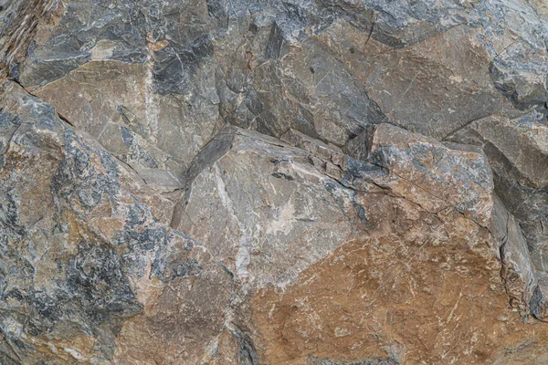 Gold ore texture close-up. Contains quartz, mica, feldspar, chlorite, garnet, carbonate, sulfides, gold. — Stock Photo, Image