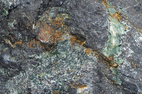 Magnetita hierro mineral textura de primer plano. Contiene magnetita, pirita, calcita, magnesioferrita, espinela, fluorita . — Foto de Stock