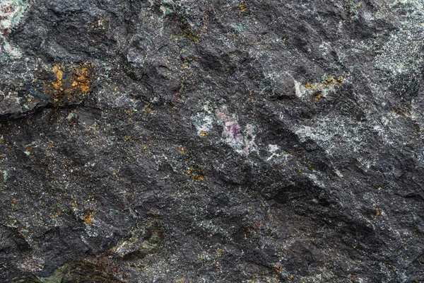 Magnetita hierro mineral textura de primer plano. Contiene magnetita, pirita, calcita, magnesioferrita, espinela, fluorita . — Foto de Stock