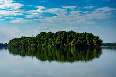Tuna Nehri 'ndeki ada.