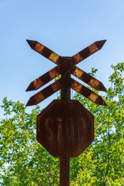 Ormandaki Rusty Dur tabelası