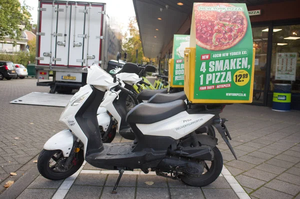 Scooters for delivery of pizzas — Stock Photo, Image