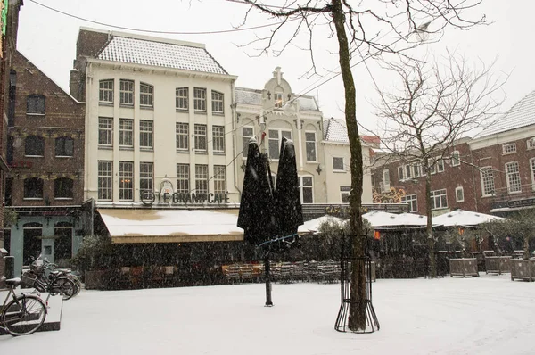 La piazza Korenmarkt nel centro di Arnhem durante le nevicate — Foto Stock